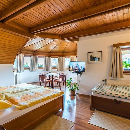 Szent Kristof Panzio Bed & Breakfast Strigoniu Exterior foto