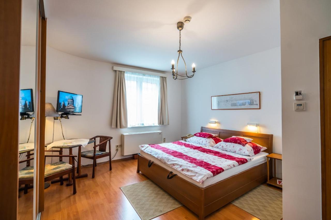 Szent Kristof Panzio Bed & Breakfast Strigoniu Exterior foto