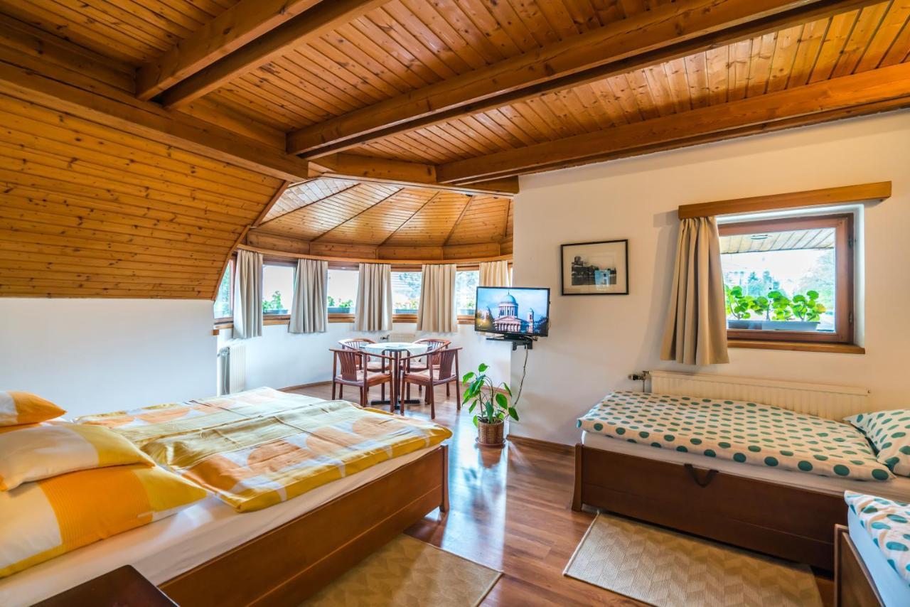 Szent Kristof Panzio Bed & Breakfast Strigoniu Exterior foto