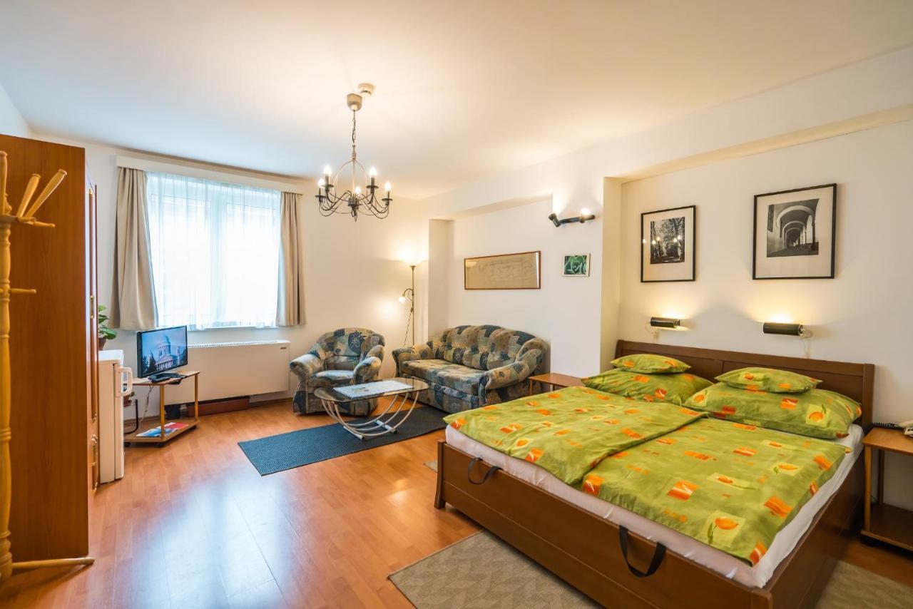Szent Kristof Panzio Bed & Breakfast Strigoniu Exterior foto