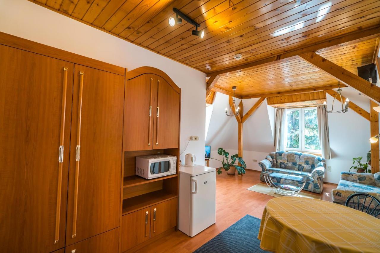 Szent Kristof Panzio Bed & Breakfast Strigoniu Exterior foto