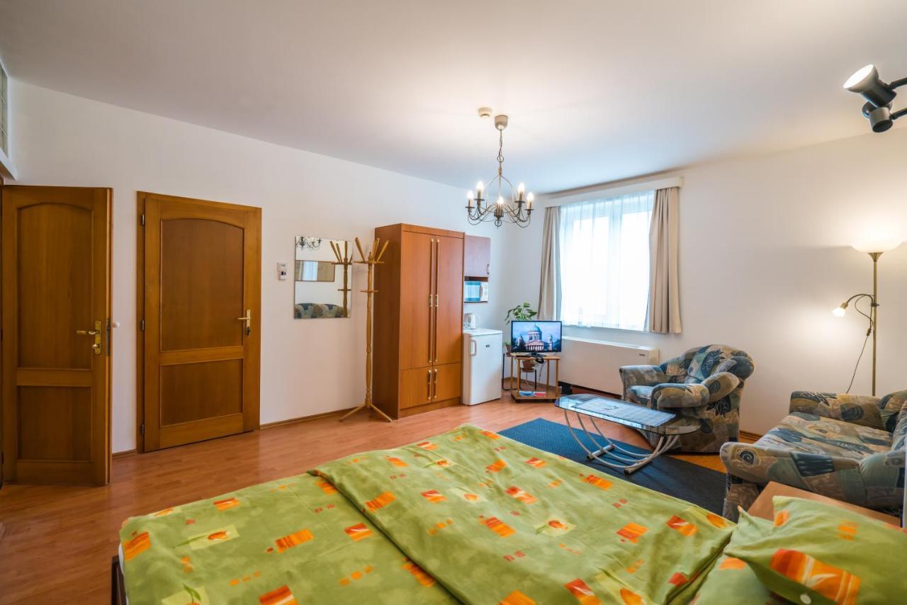 Szent Kristof Panzio Bed & Breakfast Strigoniu Exterior foto