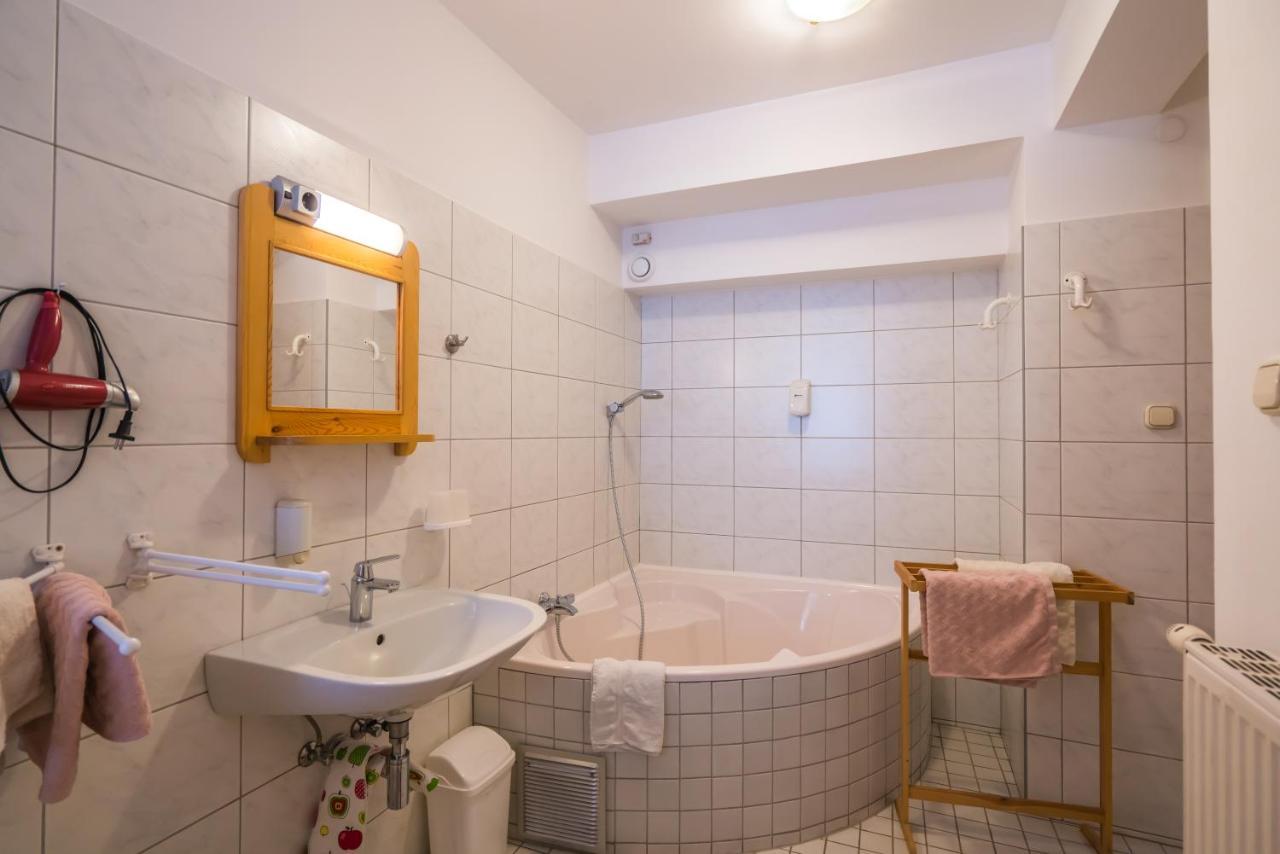Szent Kristof Panzio Bed & Breakfast Strigoniu Exterior foto